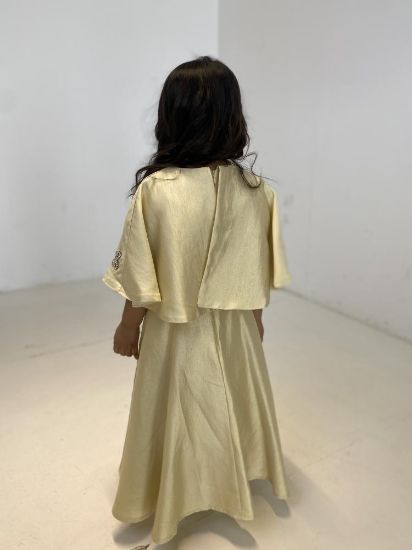 صورة فستان ذهبي مزين بفينكات لؤلؤية على الصدر